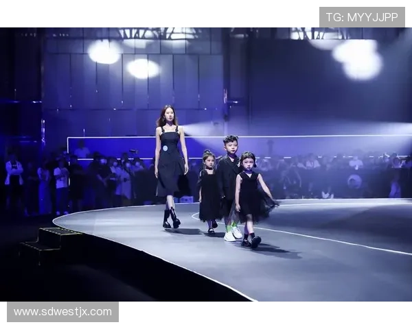 女孩子足球明星崛起展现青春力量与梦想追逐的精彩旅程